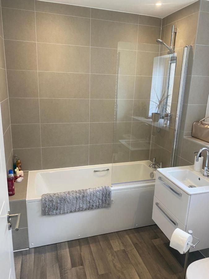 Very Large Double Room With Corner Sofa, Sky Tv, Netflix Etc, Fridge And Microwave Newhaven Esterno foto