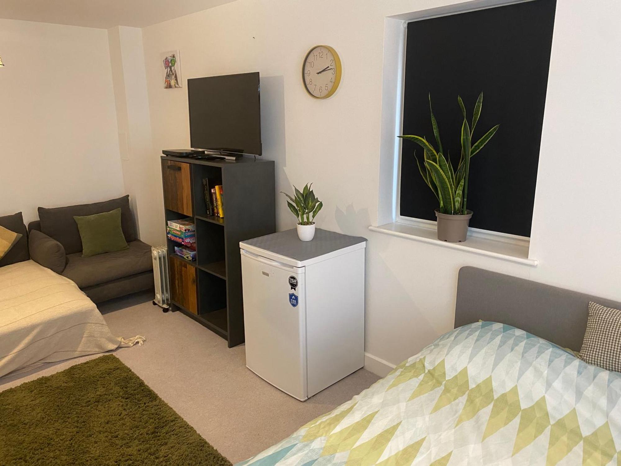 Very Large Double Room With Corner Sofa, Sky Tv, Netflix Etc, Fridge And Microwave Newhaven Esterno foto