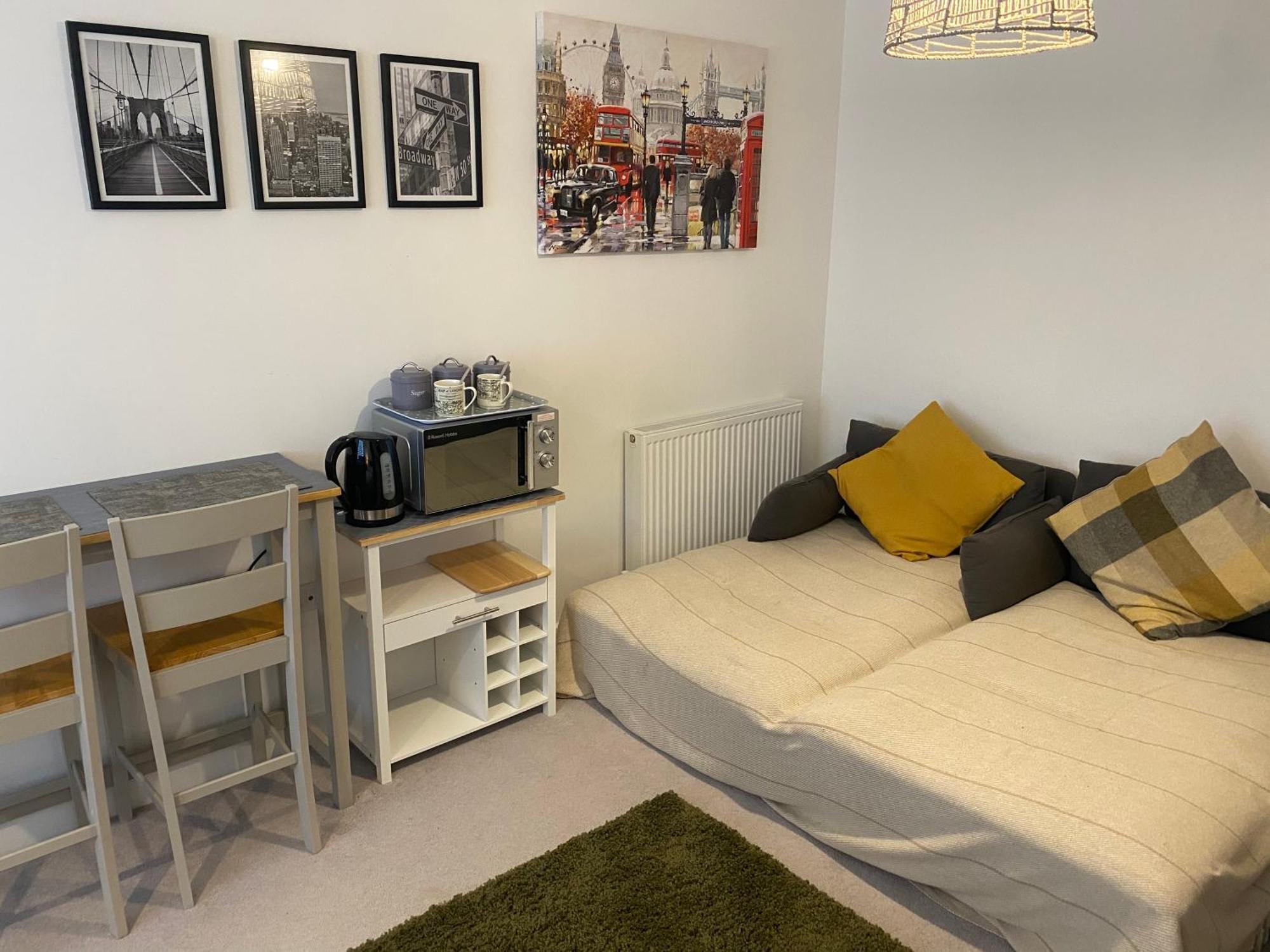Very Large Double Room With Corner Sofa, Sky Tv, Netflix Etc, Fridge And Microwave Newhaven Esterno foto